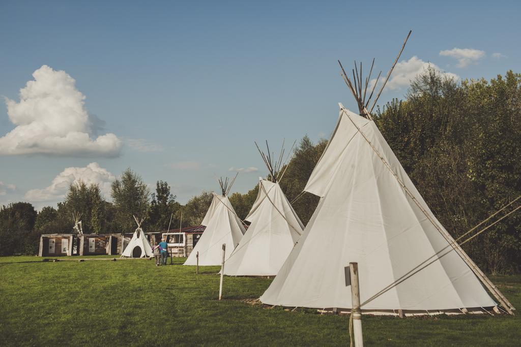 Les Tipis Du Bonheur De Vivre Hotel Brulon Exterior photo