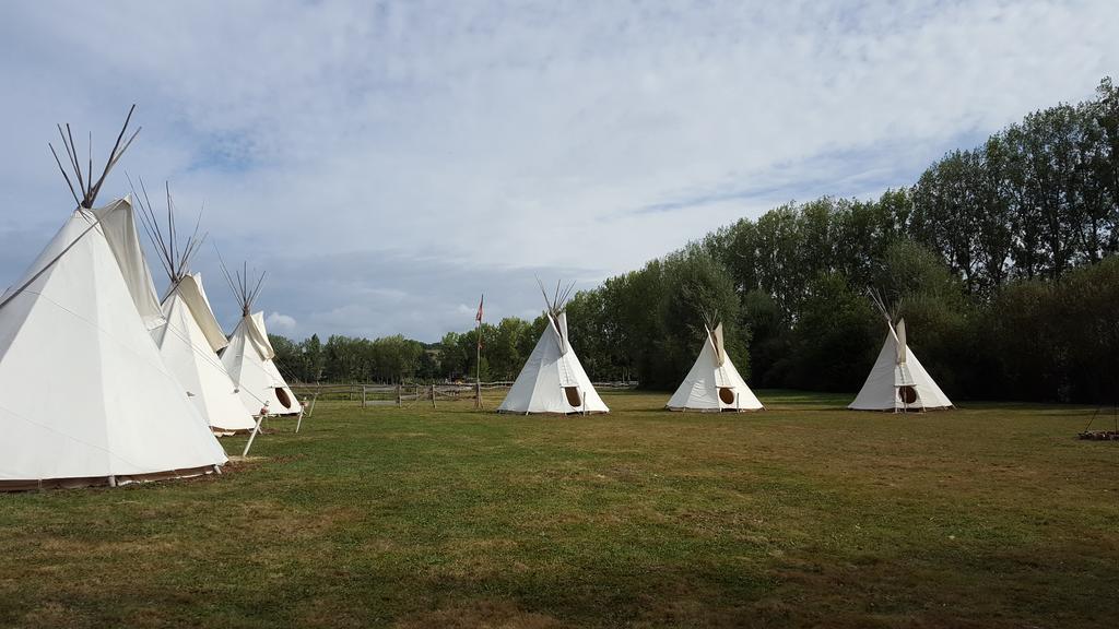 Les Tipis Du Bonheur De Vivre Hotel Brulon Exterior photo