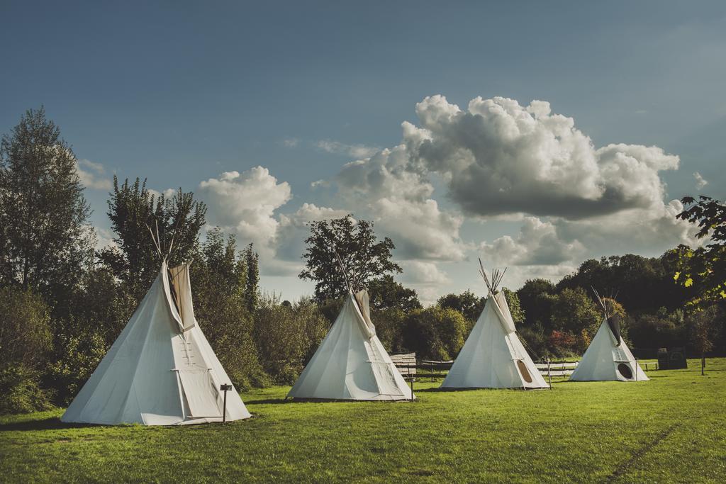 Les Tipis Du Bonheur De Vivre Hotel Brulon Exterior photo