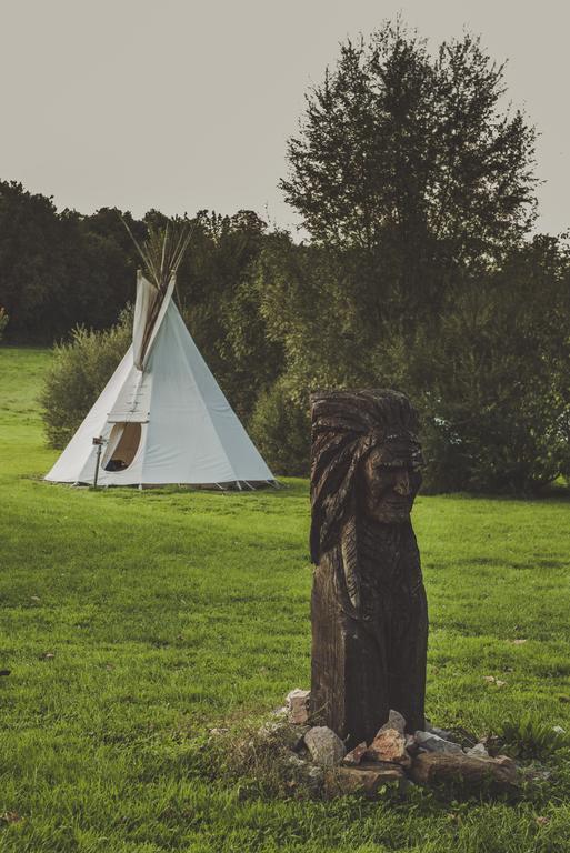Les Tipis Du Bonheur De Vivre Hotel Brulon Exterior photo
